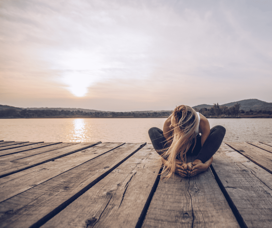 Jeune femme pratique yoga pour Réduire le Stress et Favoriser la Détente